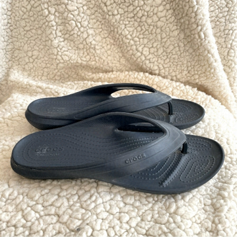 CROCS Classic Flip navy Blue relaxed flip flops